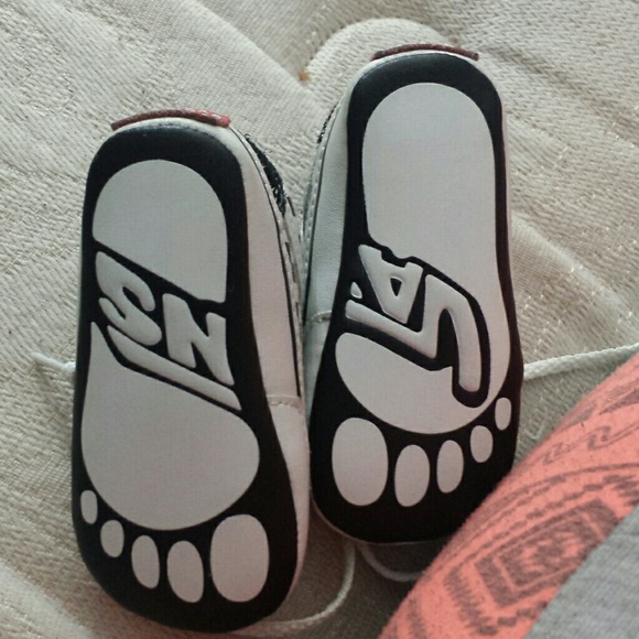 Slippers and vans - Picture 2 of 3