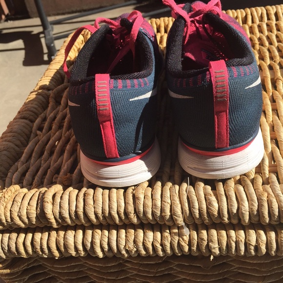 SOLD Men's Nike Flynit Trainer - Picture 4 of 4