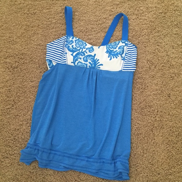 Luluelemon top w/ built in bra