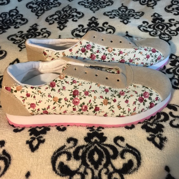 💐 Floral Sneakers 💐 - Picture 2 of 4