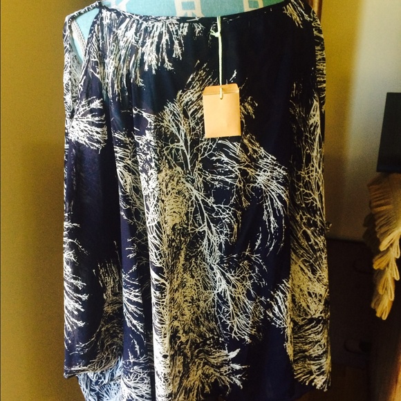 Tree Branch Poncho. (Plus Size) - Picture 3 of 4