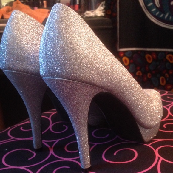 Shoes - Picture 3 of 4