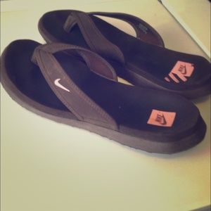Super comfy nike flip flops