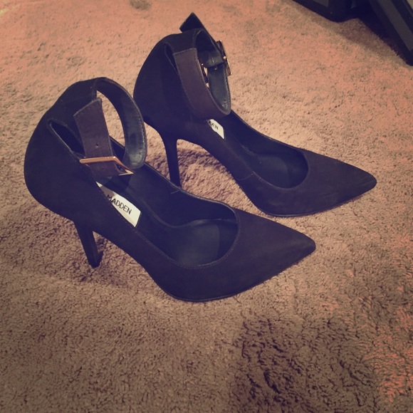 STEVE MADDEN ANKLE STRAP PUMP