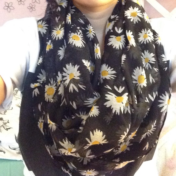 Daisy Printed Circle Scarf - Picture 1 of 3
