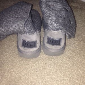 Grey knit uggs.