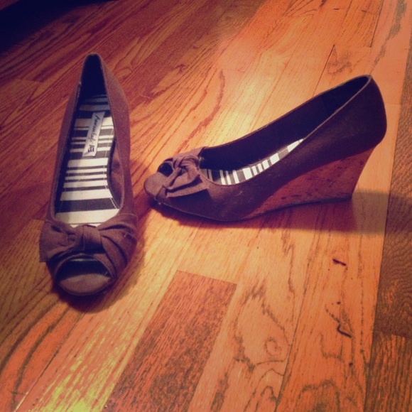 American Eagle brown wedge shoes
