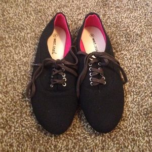 Simple black shoes! Never worn.