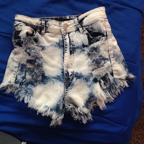Bleach high wasted shorts 💓 Trade
