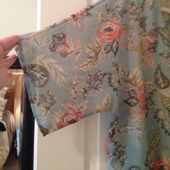Flowered top - Picture 2 of 3