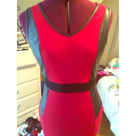 Fitted red and black dress - Picture 1 of 4