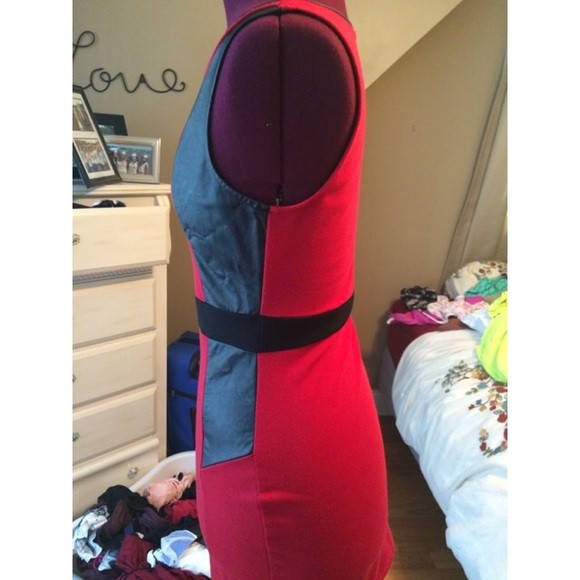 Fitted red and black dress - Picture 2 of 4