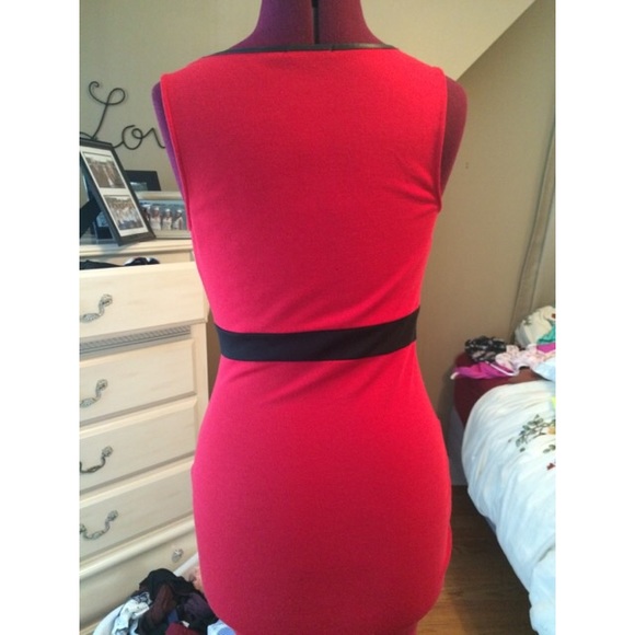Fitted red and black dress - Picture 3 of 4