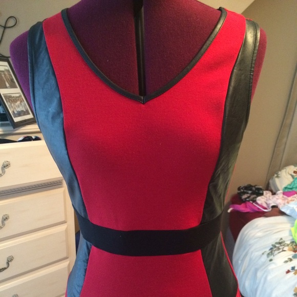 Fitted red and black dress - Picture 4 of 4