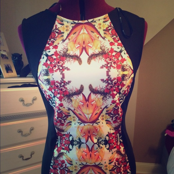 Form fitting pattered floral dress - Picture 1 of 3