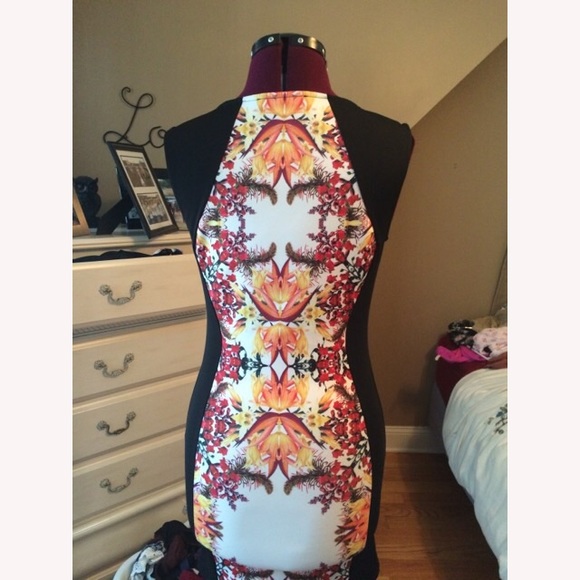 Form fitting pattered floral dress - Picture 2 of 3