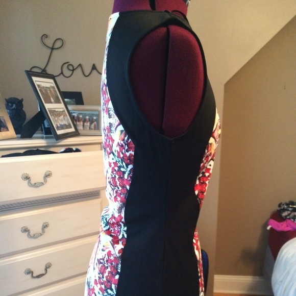 Form fitting pattered floral dress - Picture 3 of 3