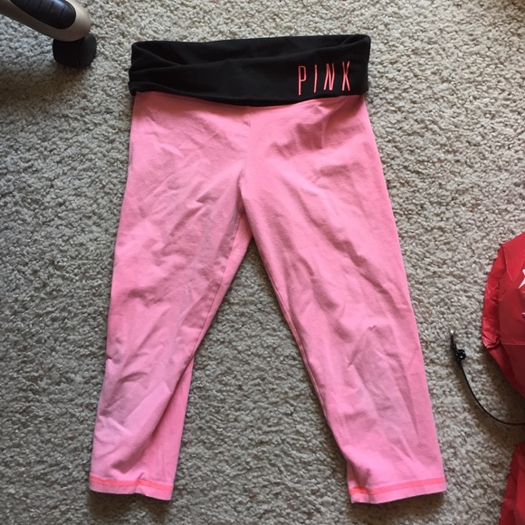 Light pink Capri yoga pants.