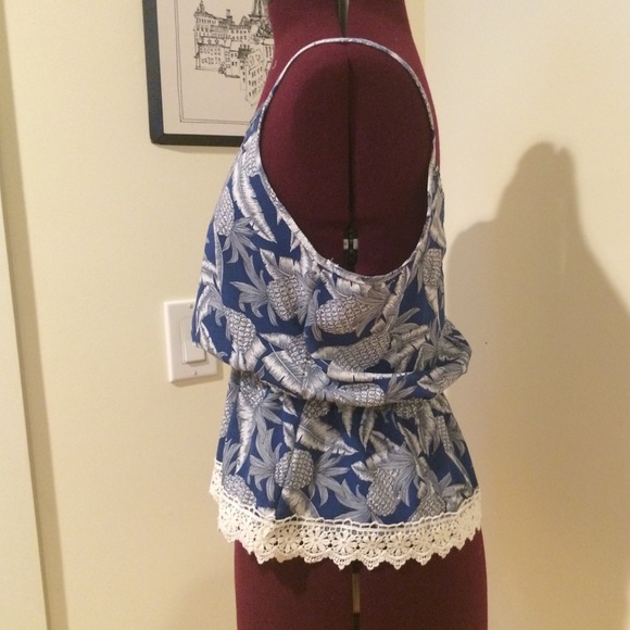 Pinapple top with lace bottom - Picture 2 of 4