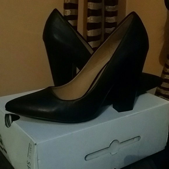 Shoes - Picture 3 of 4