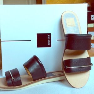 Dolce Vita "Neary Flatbed" Sandal,  Blk Leather, 7