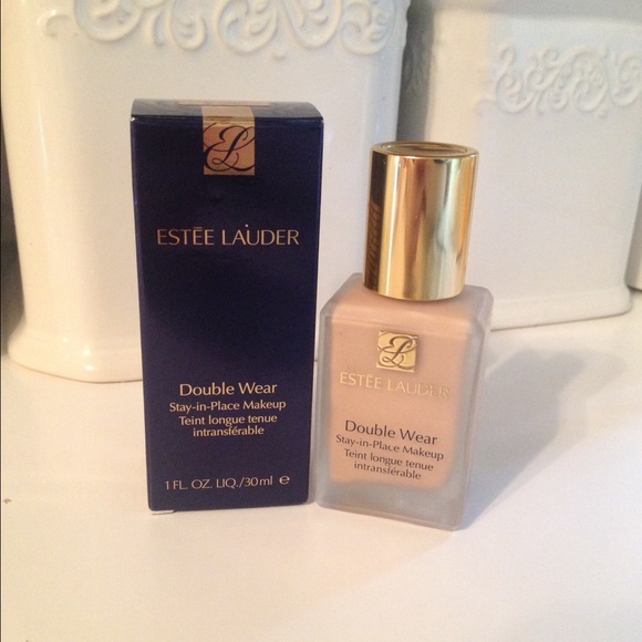 Estée Lauder Double Wear foundation in Ivory Nude