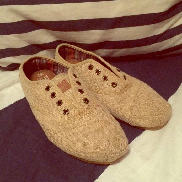 Tan TOMS