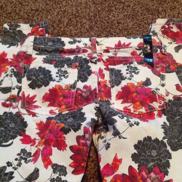 Bebe floral crop pant - Picture 3 of 3