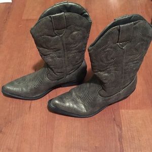 Shiny gold cowgirl or cowboy boots