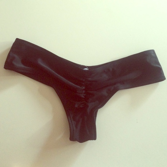 Black scrunch butt bikini bottoms