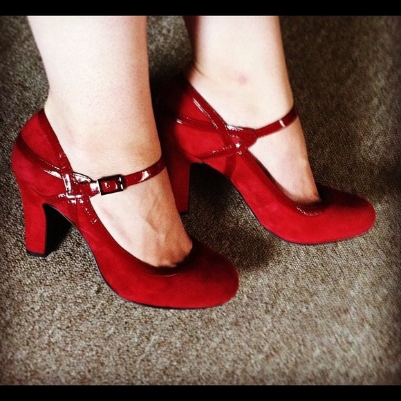 Gianni Bini Vintage Red Suede Heels