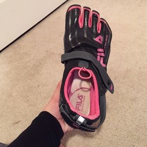 fila black and pink toe shoes