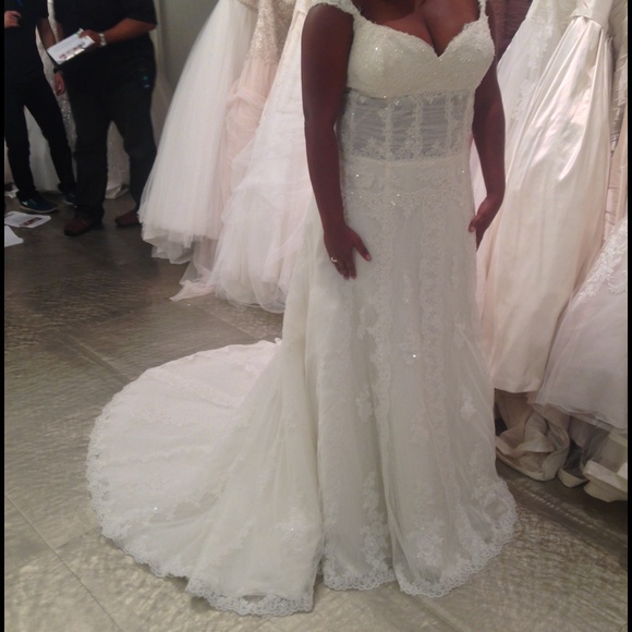 A gorgeous wedding plus sized wedding dress! - Picture 2 of 4