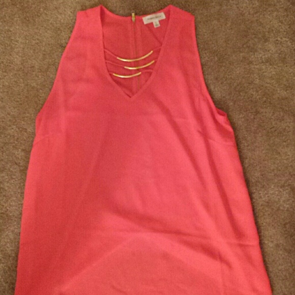 Light weight sleevless blouse