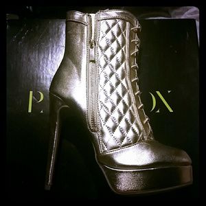 Gold High heeled bootie