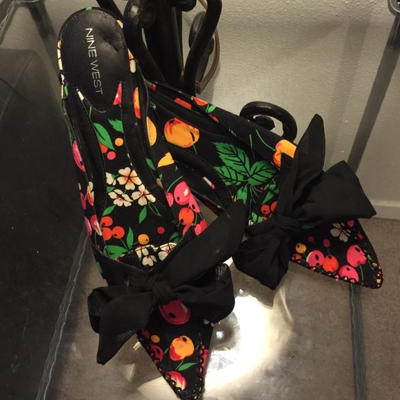 🌀NINE WEST BOLD FLORAL PRINT LOW RIDER SANDALS!🌀