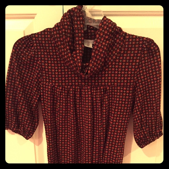 Flouncy brown patterned top w/mid length sleeves