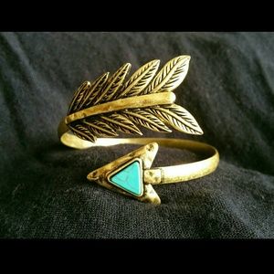 Arrow arm cuff with stone