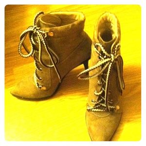 🌸Chic, rugged booties 🌸