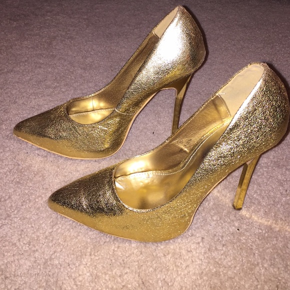 ✨SOLD✨GOLD HEELS 😍