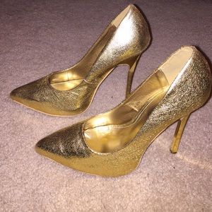 ✨SOLD✨GOLD HEELS 😍