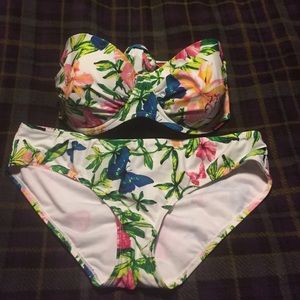 💛Gorgeous 2-pc  Floral swimsuit.