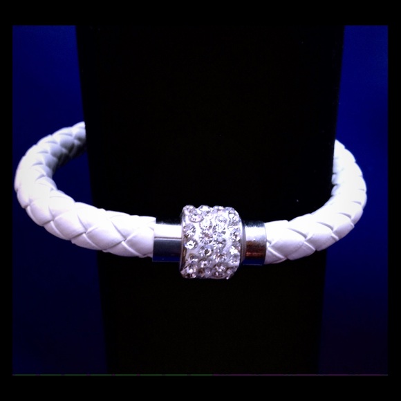 Jewelry - 🎁 Magnetic CRYSTAL BEAD BRACELET 🎁        ✨NWOT✨