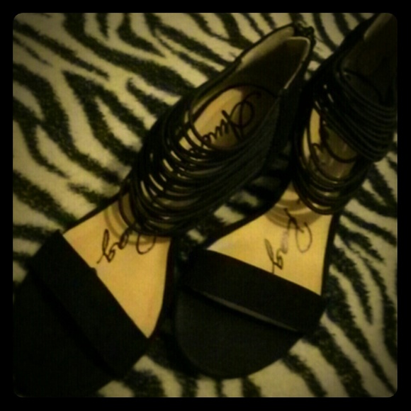 Low black wedge