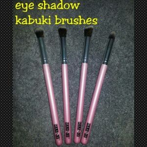 SOLD♡NWOT Pink Eye Kabuki brush bundle♡