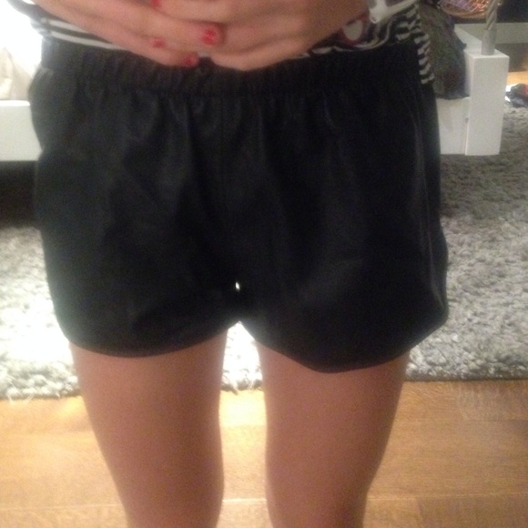 Black leather shorts - Picture 3 of 3