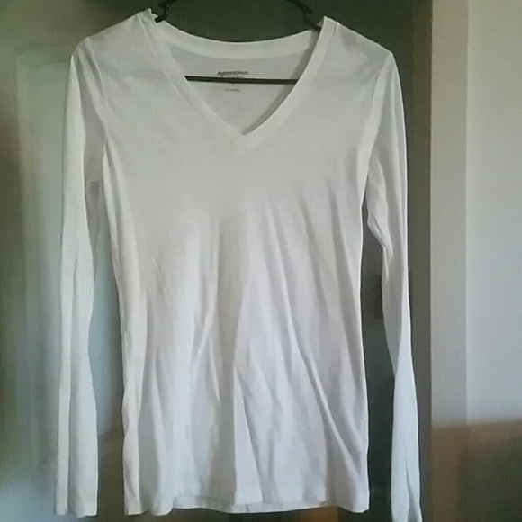 White v neck long sleeve shirt