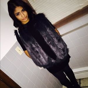 Furry sleeveless jacket✔️