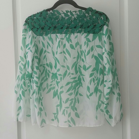Emerald green leaves & white background loose top