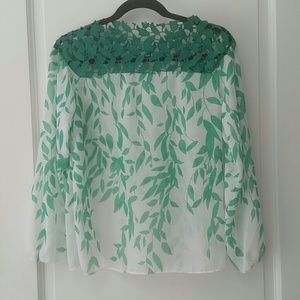 Emerald green leaves & white background loose top